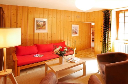 Marnoz Apartment | Gite du Mont Poupet - Piscine partagée