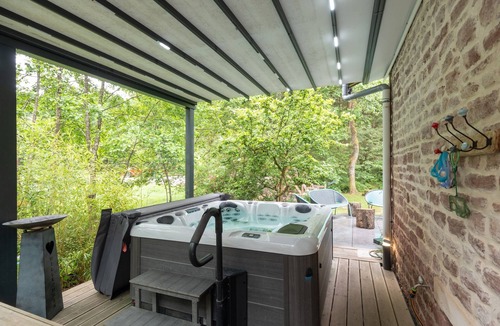 Vosges House | Gîte Du Ruisseau: Private Terrace, Garden with Spa, Wi-Fi – Holiday Home in Épinal
