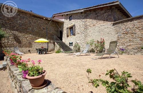 Saint-Symphorien-de-Lay House | Gite DU Vernand- Se Ressourcer à la Compagne- Animaux Acceptés