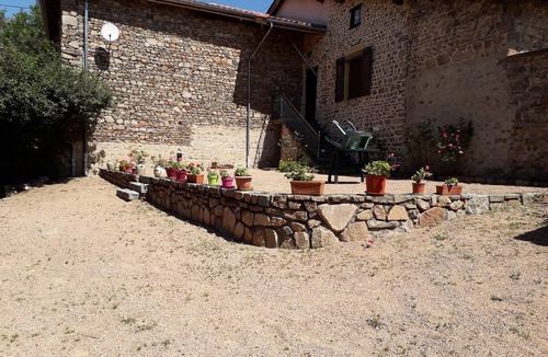 Saint-Symphorien-de-Lay House | Gite DU Vernand- Se Ressourcer à la Compagne- Animaux Acceptés