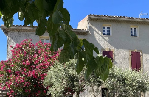 Violes Apartment | Gite in the Abtrus Vineyards at Mas Des Armouriers, with Pool