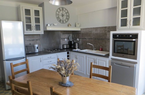 Sainte-Cecile-les-Vignes House | gite la berthine provençale farm located in a wine village