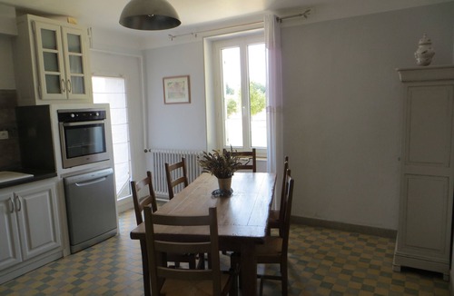 Sainte-Cecile-les-Vignes House | gite la berthine provençale farm located in a wine village