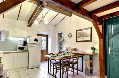 Chazeaux House | Gîte "La Cabane" with Shared Garden and Wi-Fi