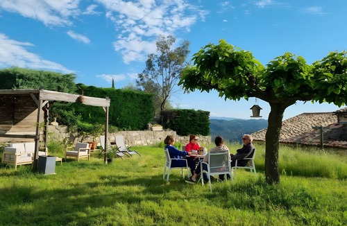 Chazeaux House | Gîte "La Cabane" with Shared Garden and Wi-Fi