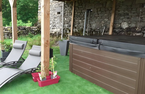 Meallet House | Gîte La Grange de Loey with Spa, Mountain View, Private Terrace and Wi-Fi