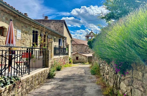 Chazeaux House | Gîte “Le Nid” with Shared Garden and Wi-Fi