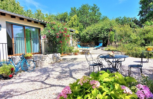 Villeneuve-de-Berg House | GITE LES GEAIS* JACUZZI and PRIVATE GARDEN