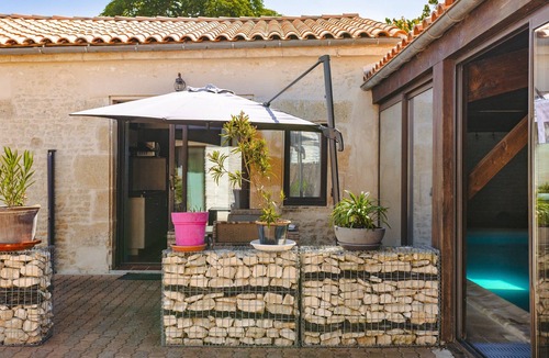 La Jarrie House | Gîte Mimosa with Terrace, Pool, and Air Conditioning by Kaz'Concept