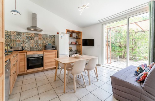 Entrechaux Apartment | Gîte 'Romarin' with Mountain View, Wi-Fi and Air Conditioning