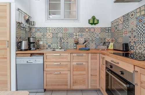 Entrechaux Apartment | Gîte 'Romarin' with Mountain View, Wi-Fi and Air Conditioning