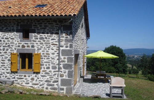 Saint-Flour Cottage | Gite Saint-Flour, 4 bedrooms, 8 persons
