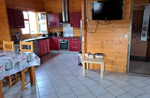 Saint-Flour Ski Chalet | Gites Salères Piscine au sel Chauffée D'avril à Novembre et Spa de Nov-avril