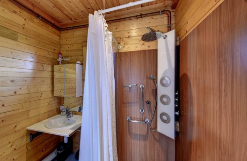 Saint-Flour Ski Chalet | Gites Salères Piscine au sel Chauffée D'avril à Novembre et Spa de Nov-avril