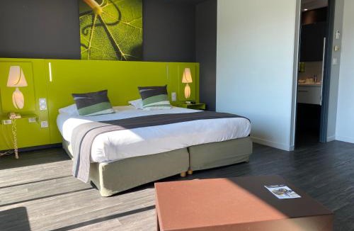 Levernois Hotel | Golf Hotel Colvert - Piscine extérieure et Room Service