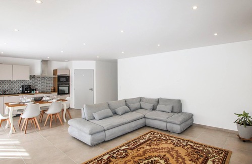 Die House | Gorgeous home in Die with house a mountain view