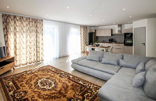 Die House | Gorgeous home in Die with house a mountain view