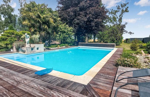 Herry House | Gorgeous home in Herry with heated swimming pool