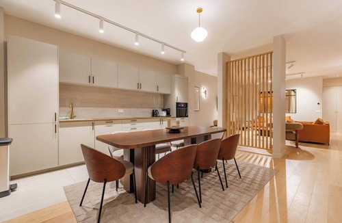 Quartier de la Porte-Saint-Denis Apartment | Grand 4 pièces climatisé avec patio à Paris