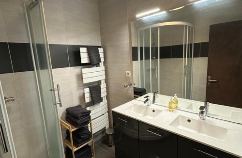 Coudes Apartment | Grand appartement au centre du village proche de l A75