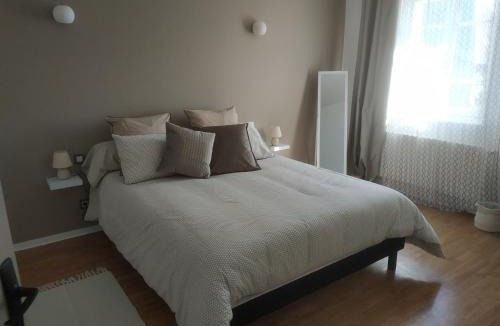 Saint-Pierre Apartment | GRAND APPARTEMENT COSY DANS MAISON DE CAMPAGNE