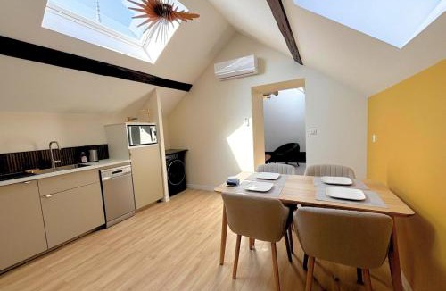 Lons-le-Saunier Apartment | Grand duplex haut de gamme, 4pers, hyper centre, climatisation, stationnements à 10m , très calme