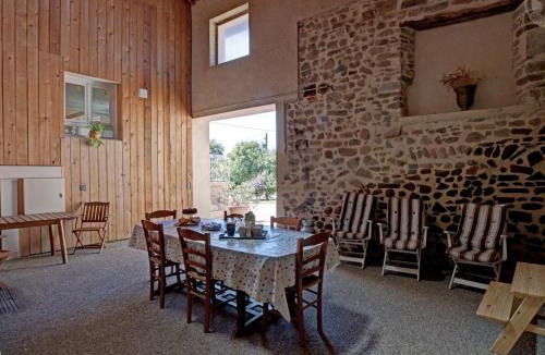 Chirassimont House | Grand Gîte 6 Chambres avec Cheminée, Animaux Acceptés, Campagne Lyon-Roanne - FR-1-496-65