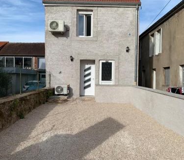 Montceau-les-Mines Apartment | Grand studio climatisée
