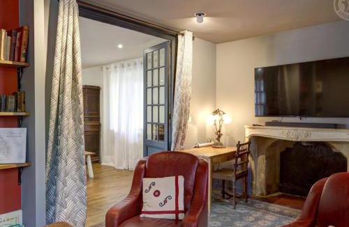 Saint-Symphorien-de-Lay House | Grande maison rénovée, espace et charme au cœur de Saint-Symphorien-de-Lay - FR-1-496-312