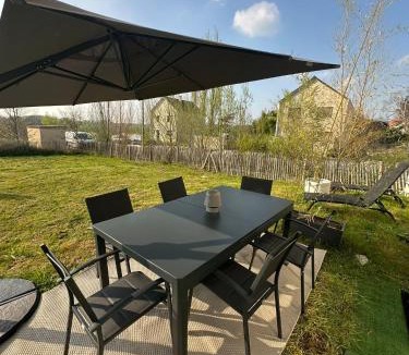 Bruyeres-le-Chatel Villa | Grande maison familiale avec jardin, proche Paris & Orly