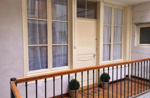 Arbois Apartment | Grands Gîtes de charme avec jardin, lieu calme et paisible en plein coeur d'Arbois, linge inclu, lits faits à l'arrivée et ménage en fin de séjour