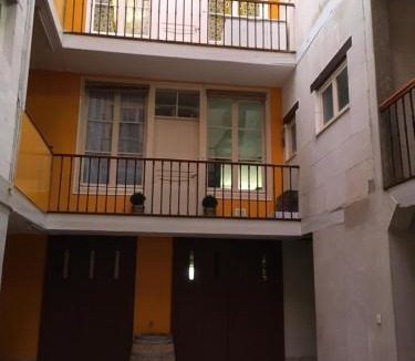 Arbois Apartment | Grands Gîtes de charme avec jardin, lieu calme et paisible en plein coeur d'Arbois, linge inclu, lits faits à l'arrivée et ménage en fin de séjour
