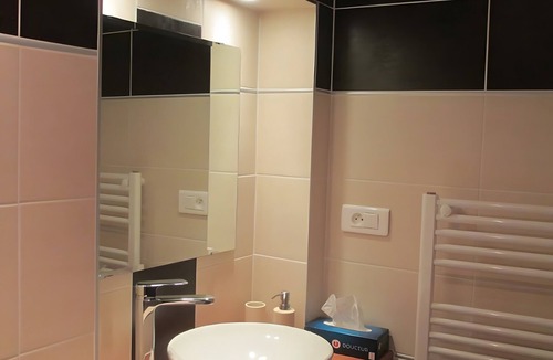 Saint-Julien-Labrousse Bed & Breakfast | Guest Room 'Room 2 – Jasmin' with Shared Pool, Communal Terrace and Wi-Fi