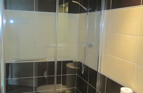 Saint-Julien-Labrousse Bed & Breakfast | Guest Room 'Room 2 – Jasmin' with Shared Pool, Communal Terrace and Wi-Fi