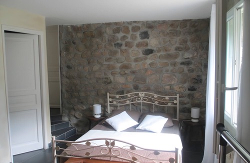 Saint-Julien-Labrousse Bed & Breakfast | Guest Room "Room 1 – Valériane" with Shared Pool, Communal Terrace and Wi-Fi