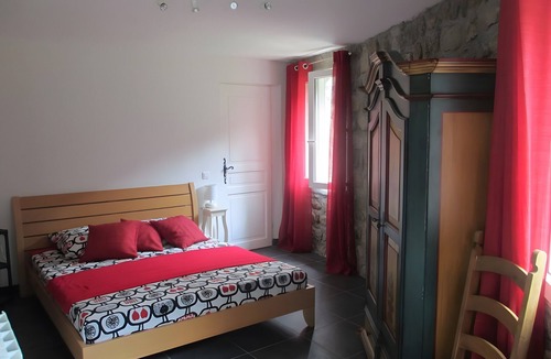 Saint-Julien-Labrousse Bed & Breakfast | Guest Room "Room 1 – Valériane" with Shared Pool, Communal Terrace and Wi-Fi