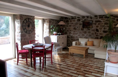 Saint-Julien-Labrousse Bed & Breakfast | Guest Room "Room 1 – Valériane" with Shared Pool, Communal Terrace and Wi-Fi