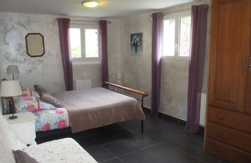 Saint-Julien-Labrousse Bed & Breakfast | Guest Room 'Room 4 – Bleuet' with Shared Pool, Communal Terrace and Wi-Fi