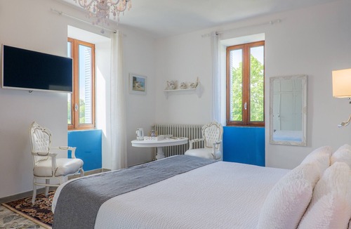 Saint-Alban-sous-Sampzon Bed & Breakfast | Guest Room "Jade" with Shared Pool, Wi-Fi, and Air Conditioning