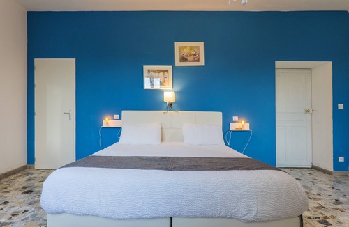Saint-Alban-sous-Sampzon Bed & Breakfast | Guest Room "Jade" with Shared Pool, Wi-Fi, and Air Conditioning