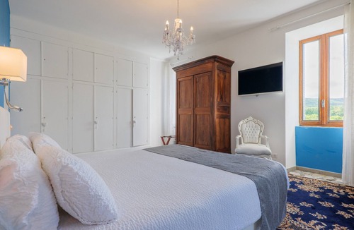 Saint-Alban-sous-Sampzon Bed & Breakfast | Guest Room "Jade" with Shared Pool, Wi-Fi, and Air Conditioning