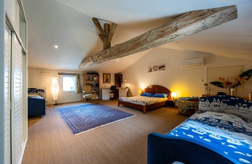 Saint-Germain-Du-Puch Bed & Breakfast | Guest Room “Famille Cabernet Ch Cajus” with Shared Pool, Terrace, and Wi-Fi
