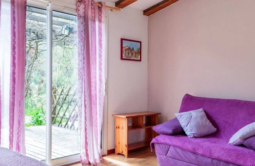 L'Epine Bed & Breakfast | Guest Room “Chambre Ancolie” – Private Terrace, Shared Garden, Wi-Fi, E-Bike Friendly