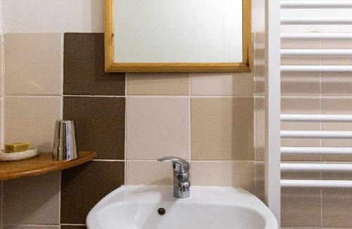 L'Epine Bed & Breakfast | Guest Room “Chambre Ancolie” – Private Terrace, Shared Garden, Wi-Fi, E-Bike Friendly