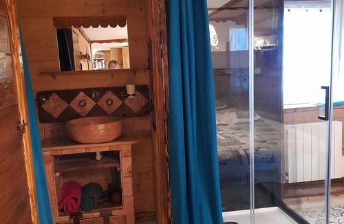 Lafarre Bed & Breakfast | Guest Room 'Chambre Églantine' with Mountain View, Shared Garden and Wi-Fi