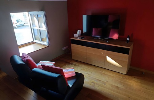 Beaumont-sur-Grosne Bed & Breakfast | Guest Room 'Carmin' with Shared Pool, Shared Terrace and Wi-Fi