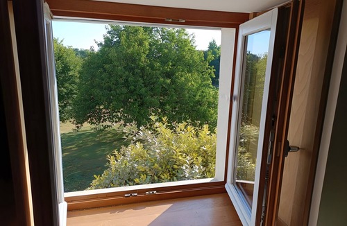 Beaumont-sur-Grosne Bed & Breakfast | Guest Room 'Tilleul' with Shared Pool, Shared Terrace and Wi-Fi