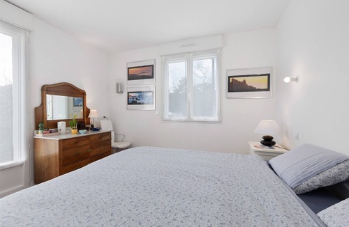 Olonne-sur-Mer Bed & Breakfast | Guest Room Sous le Pin "Room 2" with Shared Terrace, Wi-Fi, and Air Conditioning!