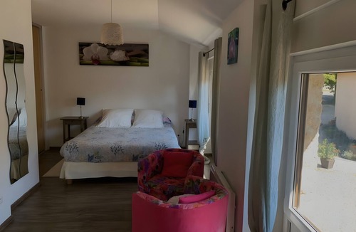 Peltre Bed & Breakfast | Guest Room 'Le Pré Lassau' with Private Terrace and Wi-Fi