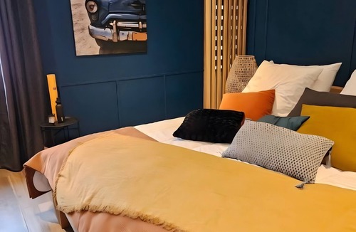 Longvilliers Bed & Breakfast | Guest Room "Le Relais Du Lavoir - L'aulne" with Shared Pool, Terrace and Wi-Fi